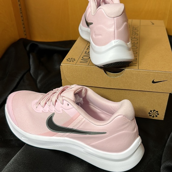 Nike Star Runner 3 (GS) Athletic Shoes - Picture 3 of 10